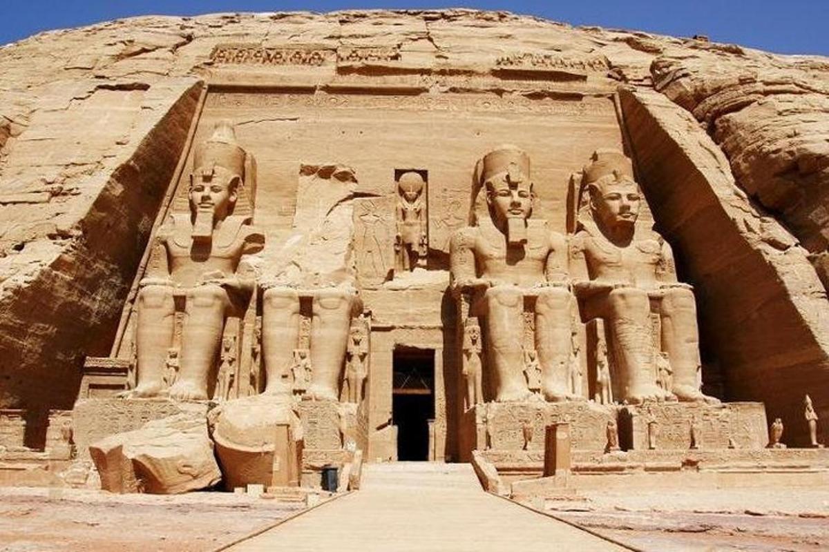 un grande edificio con statue ai lati
