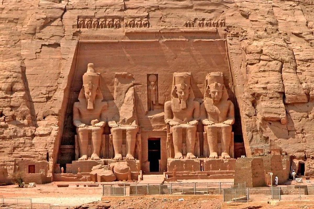 un grande edificio in pietra con statue su di esso