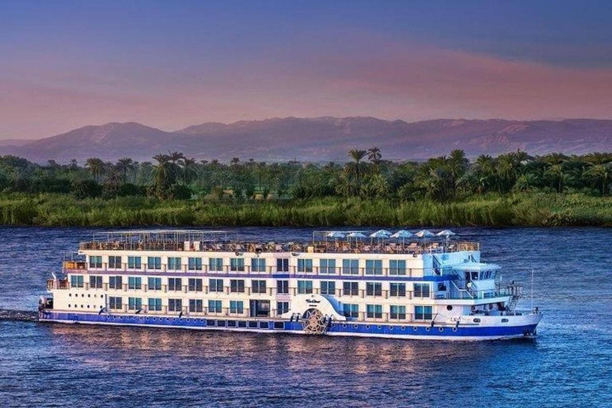 un gran crucero en el agua