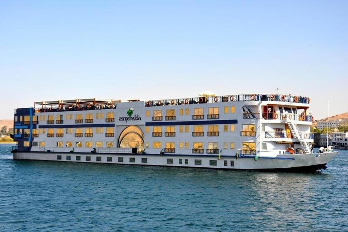Un gran crucero blanco en el agua