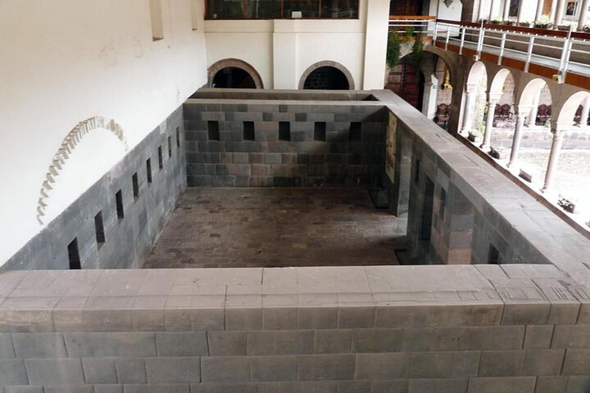 una scala che conduce a un edificio con una scala