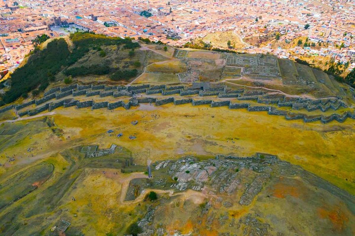 vista aèria d'un antic amfiteatre a la muntanya