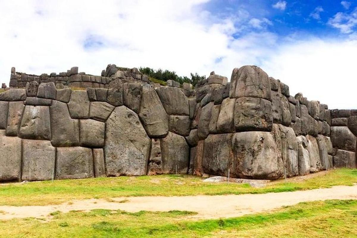 un grande muro di roccia in un campo
