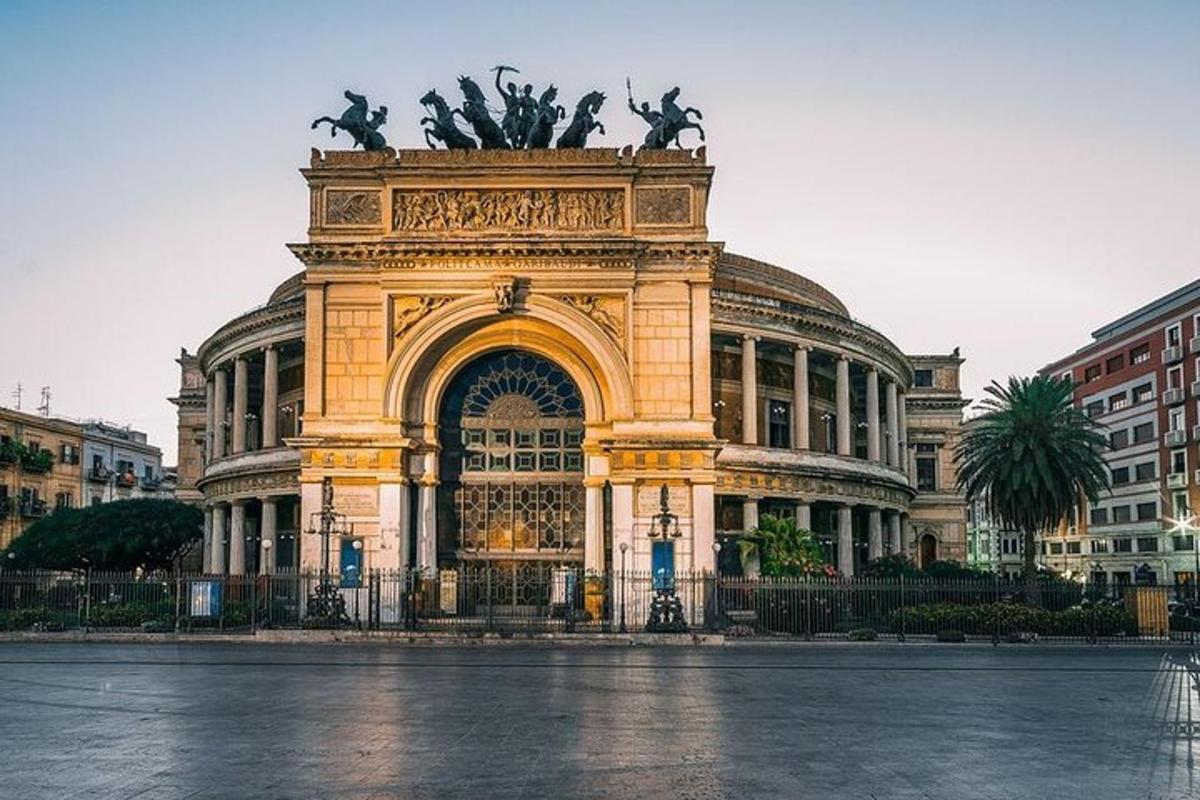 velika stavba s kipom pred njo