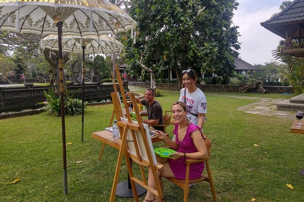 um grupo de pessoas sentadas em frente a um cavalete de arte