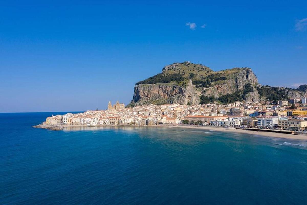 zračni pogled na mesto na plaži