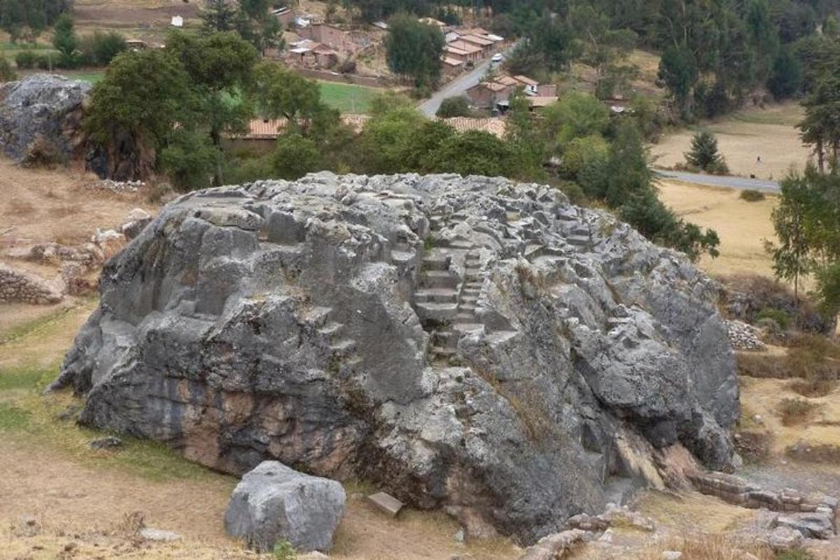 batu besar dengan tangga di atasnya