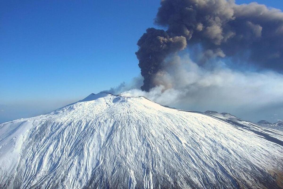 ein Berg mit einem Feuer im Hintergrund mit Rauch