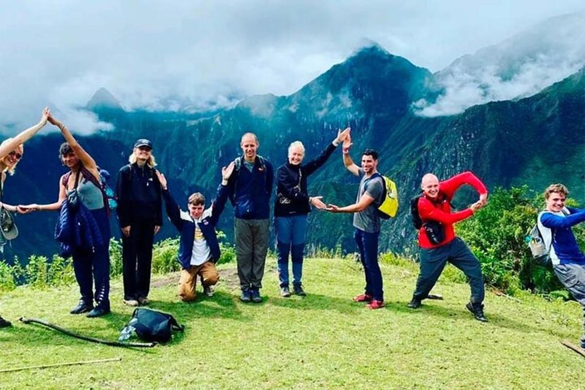 un gruppo di persone in piedi sulla cima di una montagna