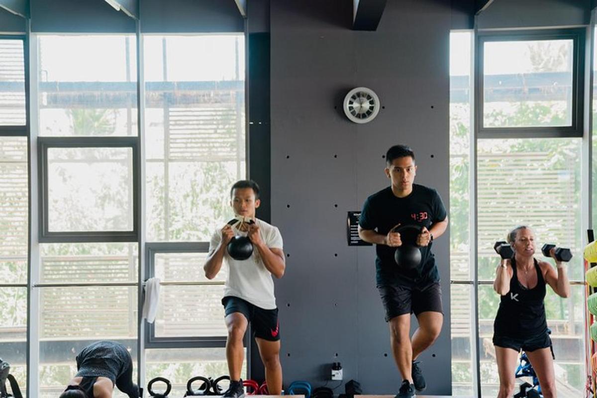 seorang lelaki mengambil gambar dua lelaki di gimnasium