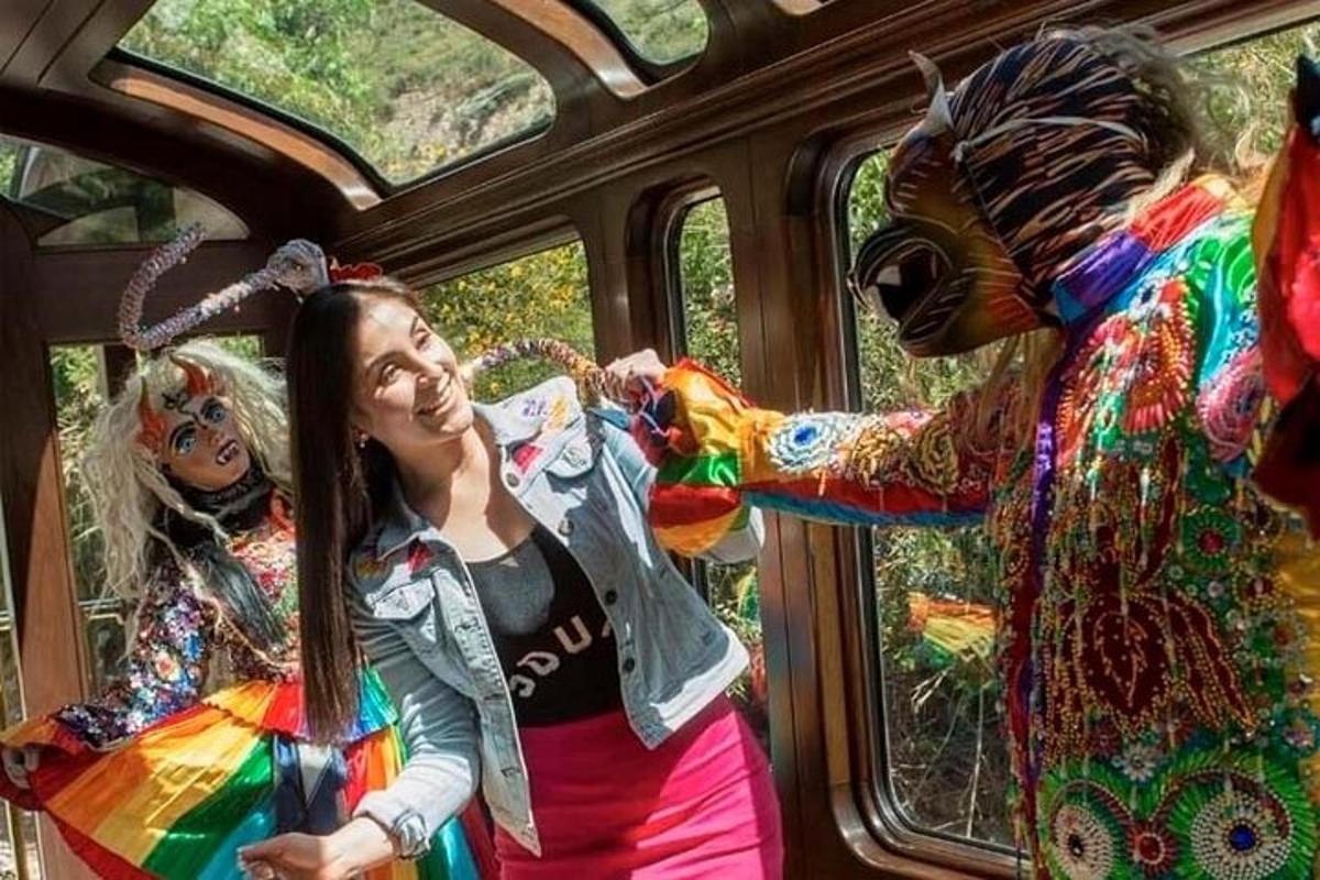 due ragazze in costume che viaggiano su un treno