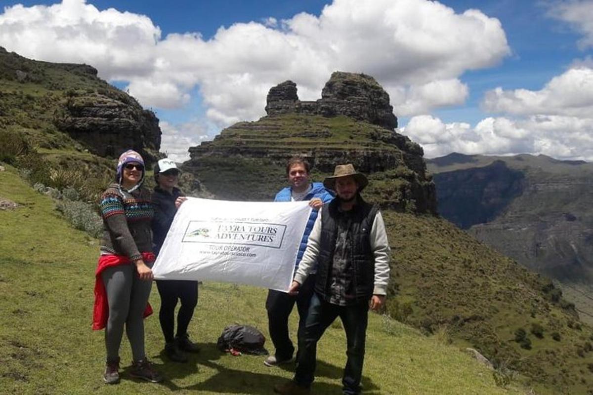 sekumpulan orang memegang tanda di atas gunung