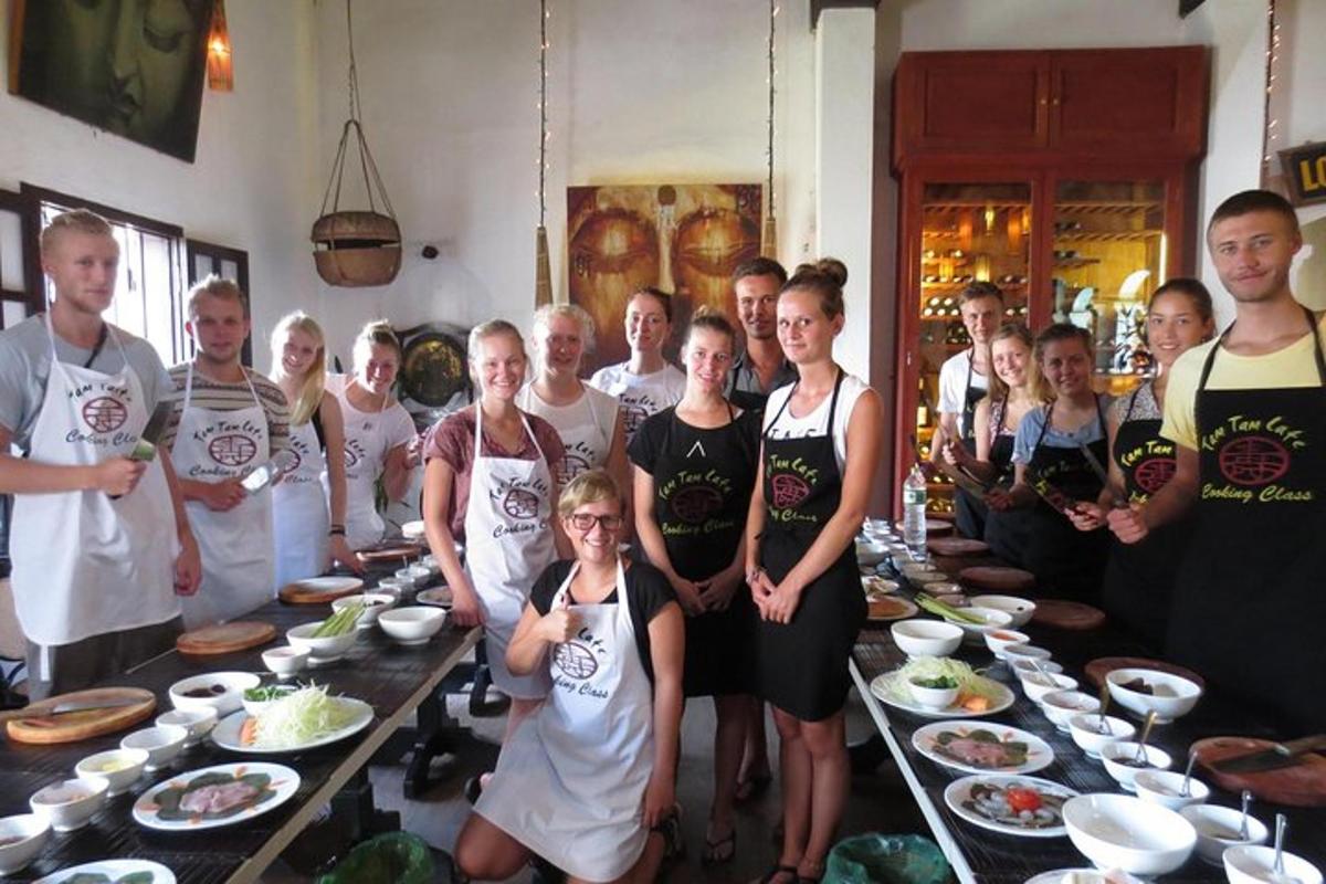 um grupo de pessoas posando para uma foto em uma sala com comida