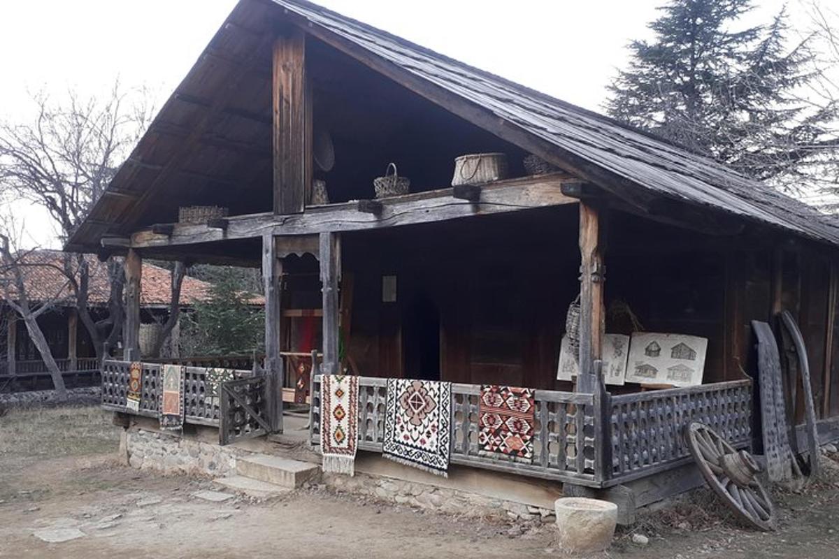 una vecchia casa di legno con un sacco di roba dentro