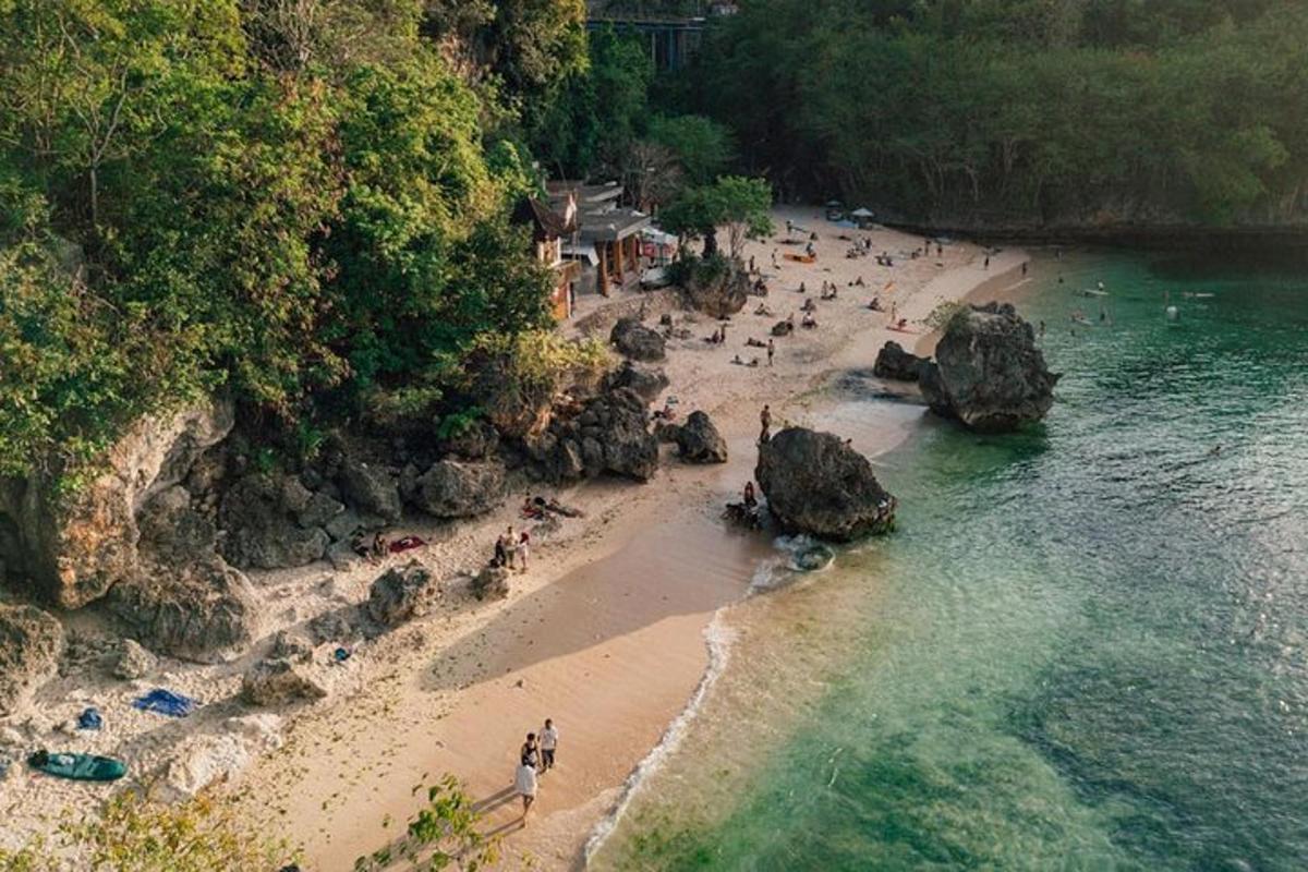skupina ljudi na plaži blizu vode