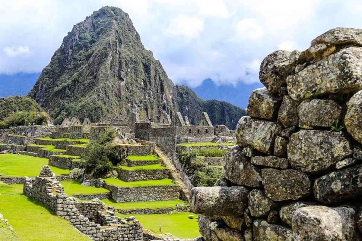 một góc nhìn về tàn tích của Machu Picchu với một ngọn núi ở phía sau