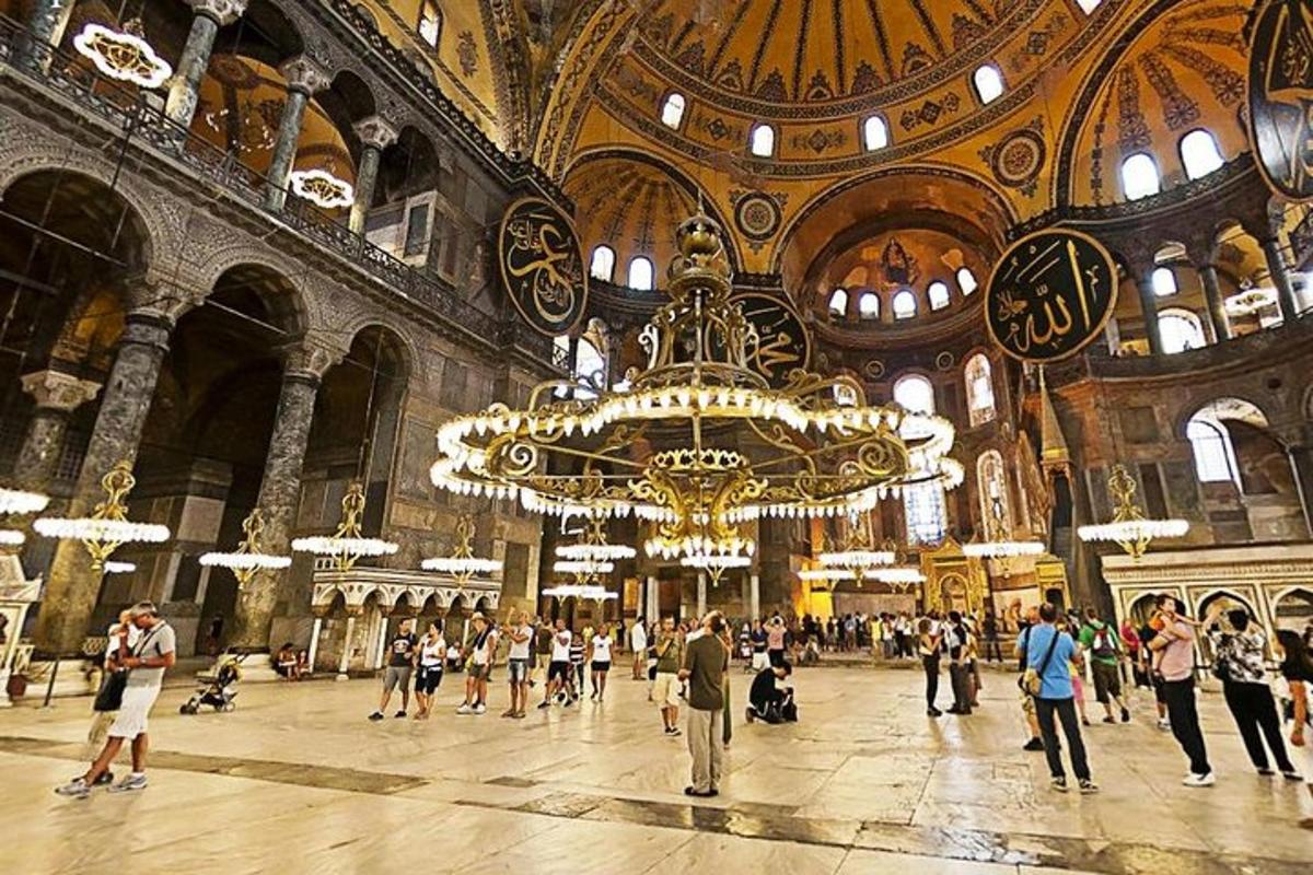 حشد من الناس يسيرون في مبنى كبير به ثريا