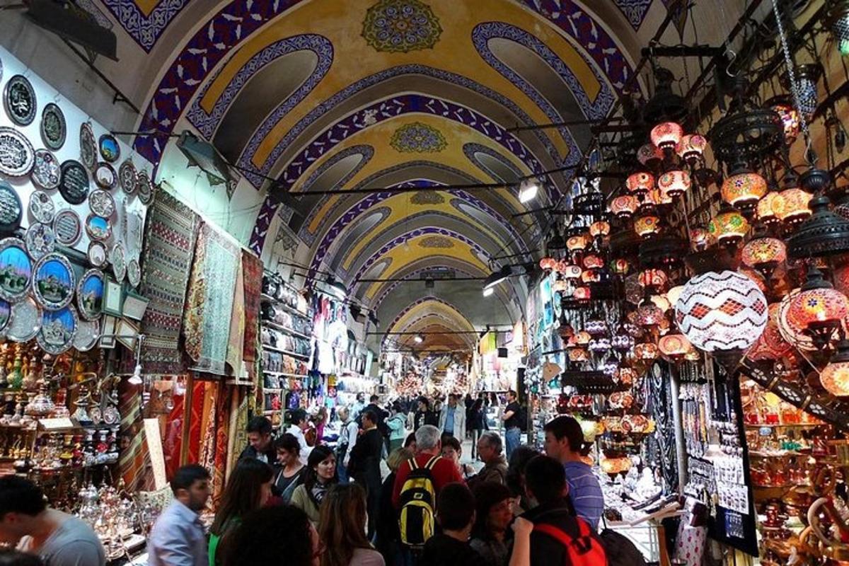 una folla di persone che camminano in un mercato in un negozio
