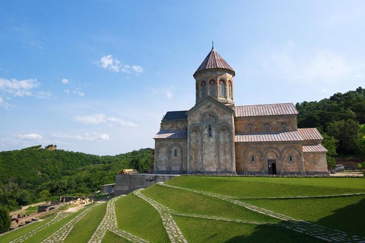 stará budova s věží na vrcholu zeleného pole