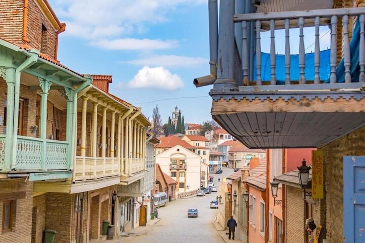 pohled na městskou ulici s balkonem