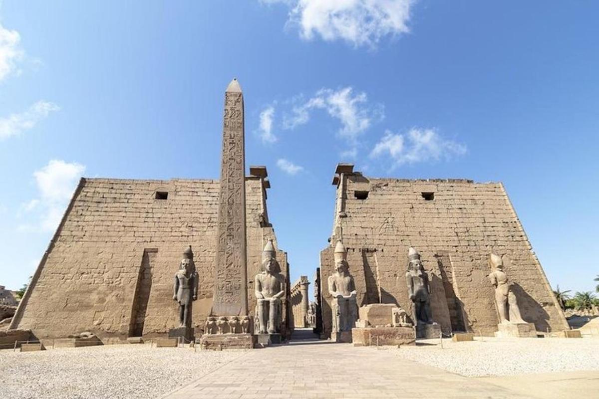 un edificio con statue di persone di fronte
