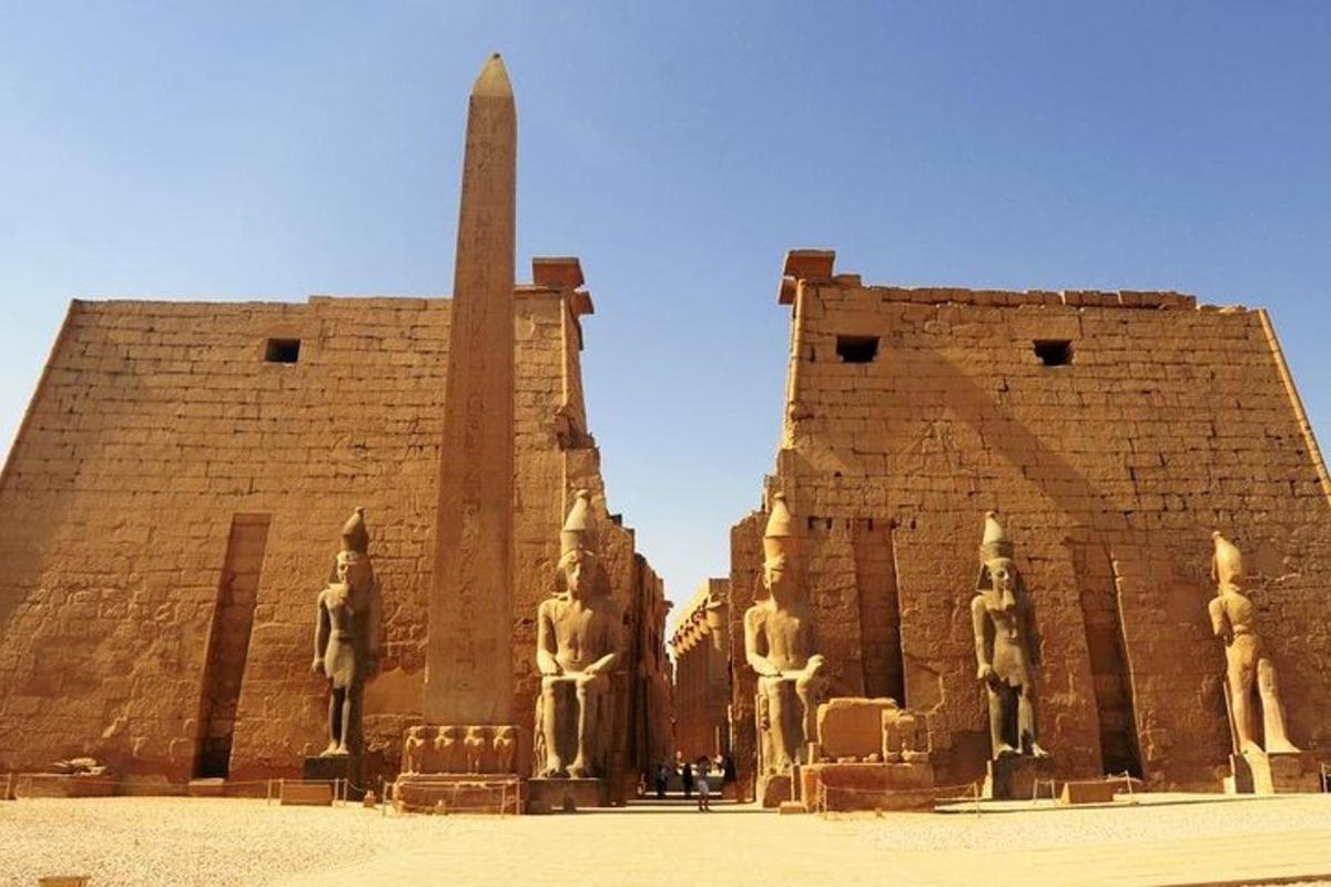 un edificio con statue di fronte