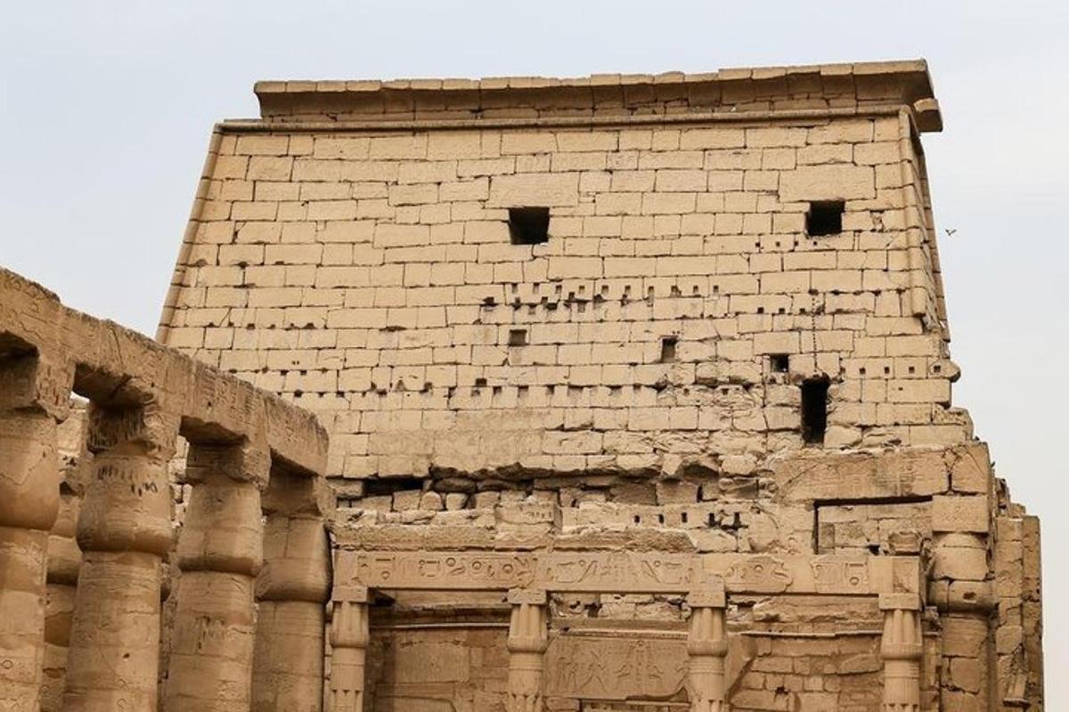 un grande edificio di mattoni con dei buchi