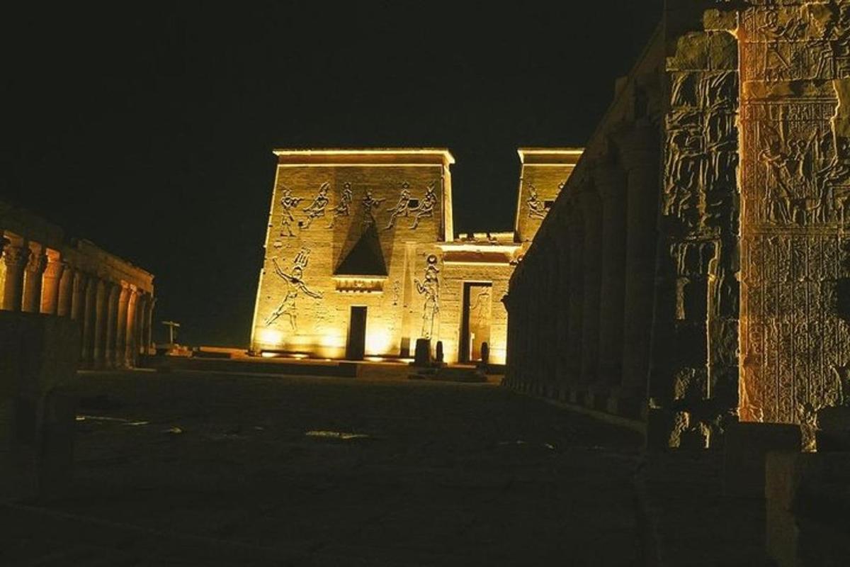 un edificio con luces por la noche