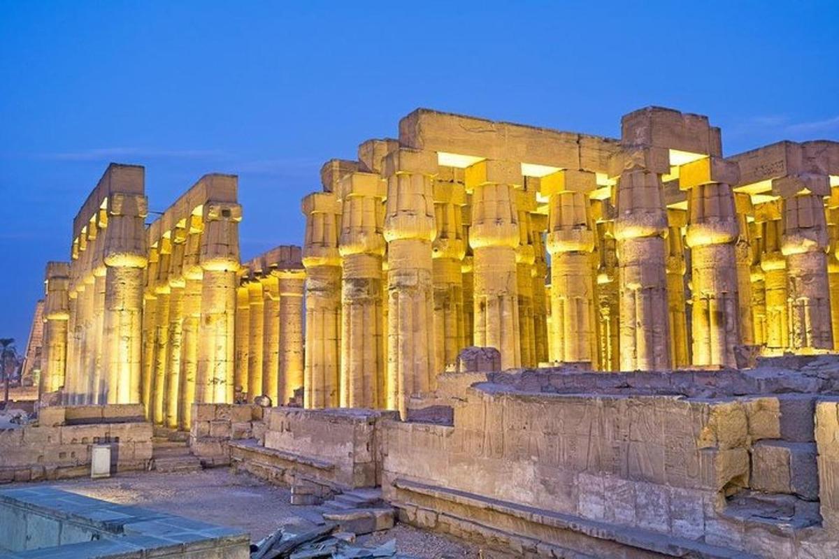 un grande edificio con colonne di notte