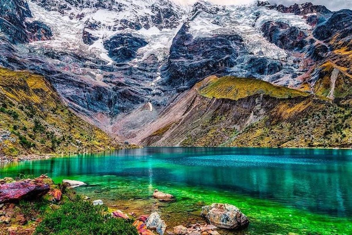 un lago in mezzo a una montagna