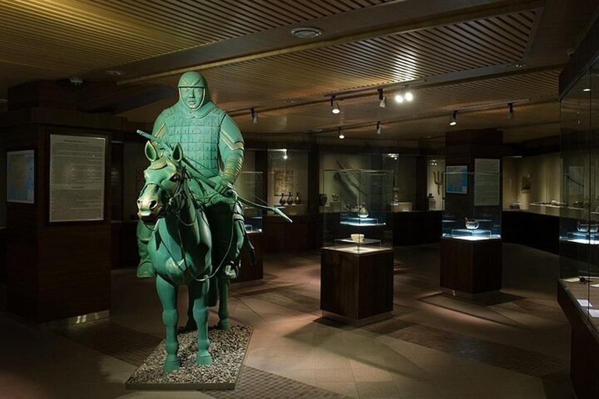 patung lelaki menunggang kuda di muzium