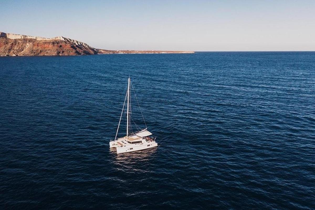 un barco en medio de una gran masa de agua