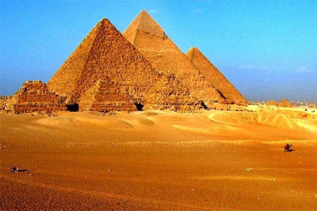 skupina pyramid v poušti