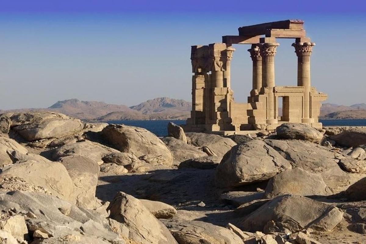 un edificio in cima a un mucchio di rocce
