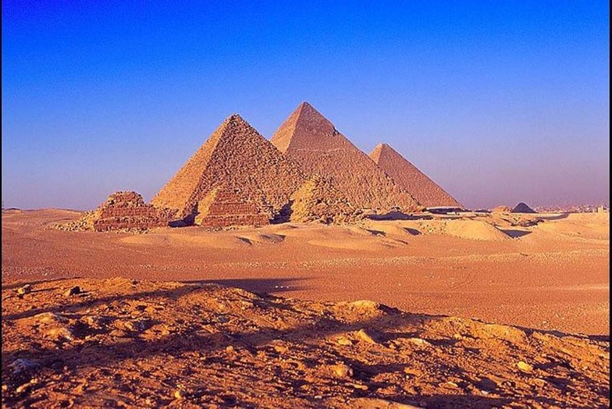 pohled na pyramidy v Gíze v poušti