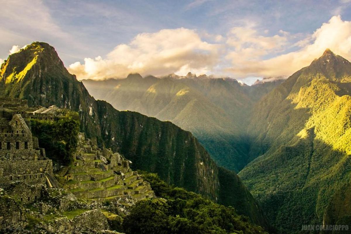 Una vista de una montaña con un pueblo en el valle.