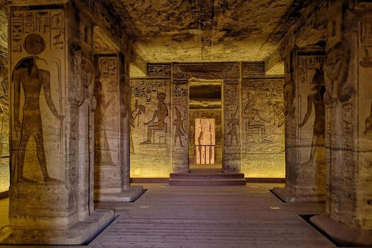 una habitació amb pintures a les parets d'un edifici antic