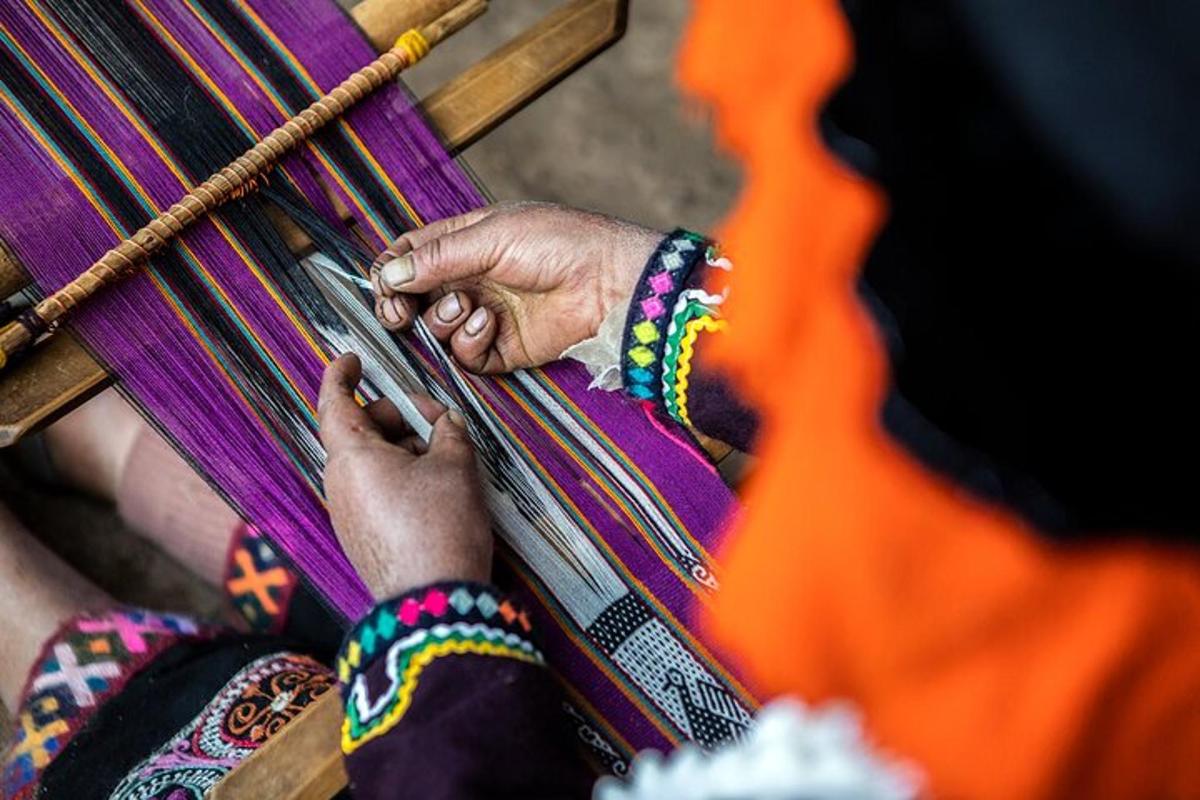 una donna sta lavorando a maglia una coperta con le sue mani