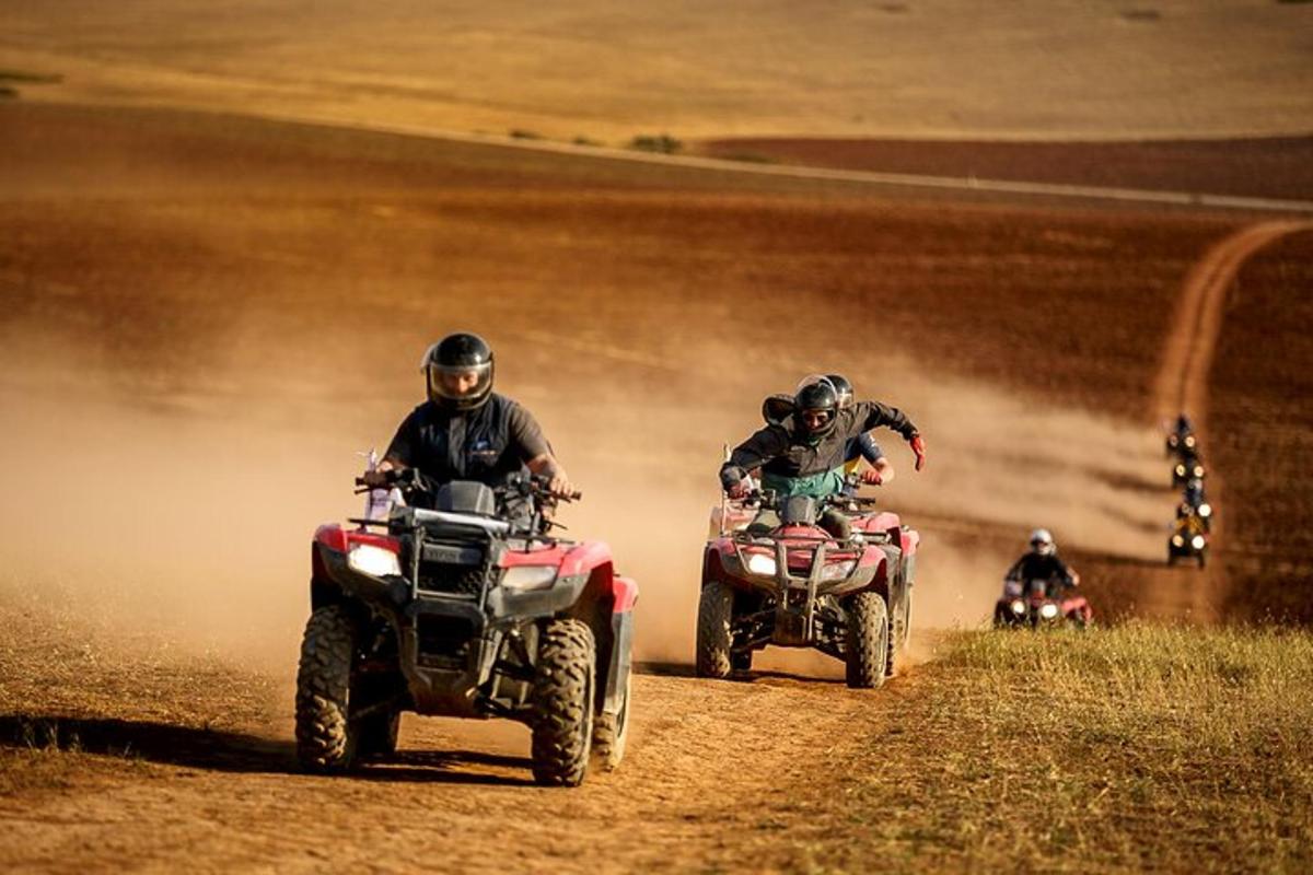 egy csoport ember ATV-zik egy földúton