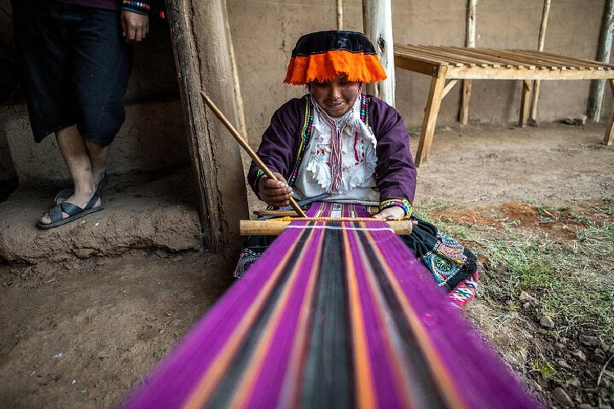 una donna in un indiano che lavora su una coperta