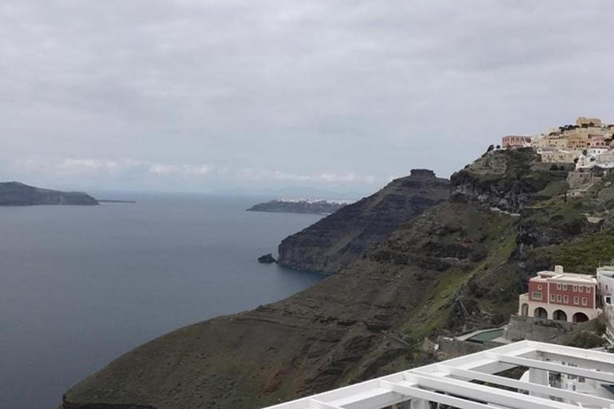 útsýni yfir fjall með húsum ofan á því