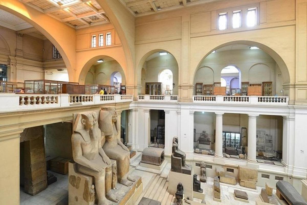 muzeum se sochou uprostřed
