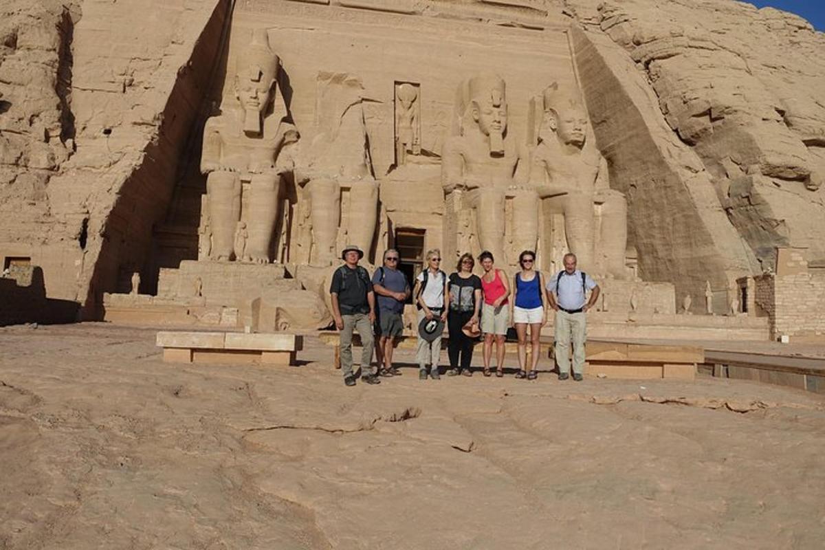 un gruppo di persone in piedi davanti a una statua