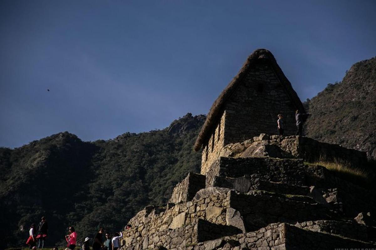 un gruppo di persone in piedi sulla cima di una montagna