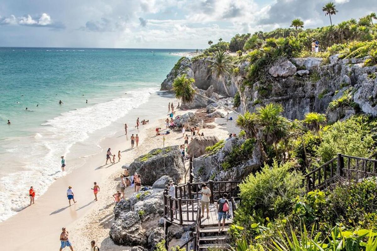 skupina ljudi na plaži blizu oceana