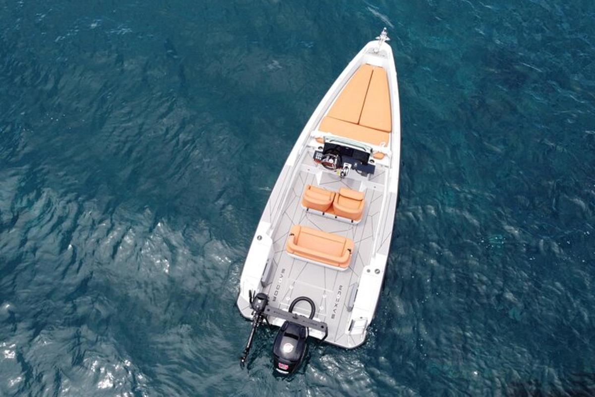 una vista dall'alto di una barca bianca in acqua