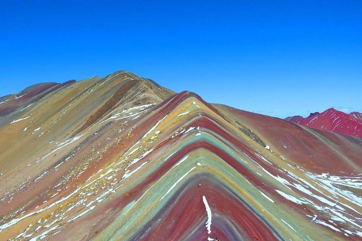 una pintura de una montaña con un cielo azul