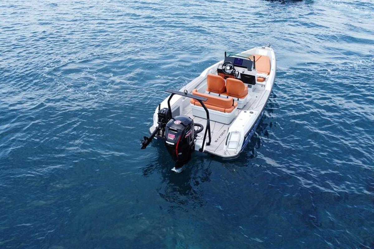 una barca bianca con sedili arancioni in acqua