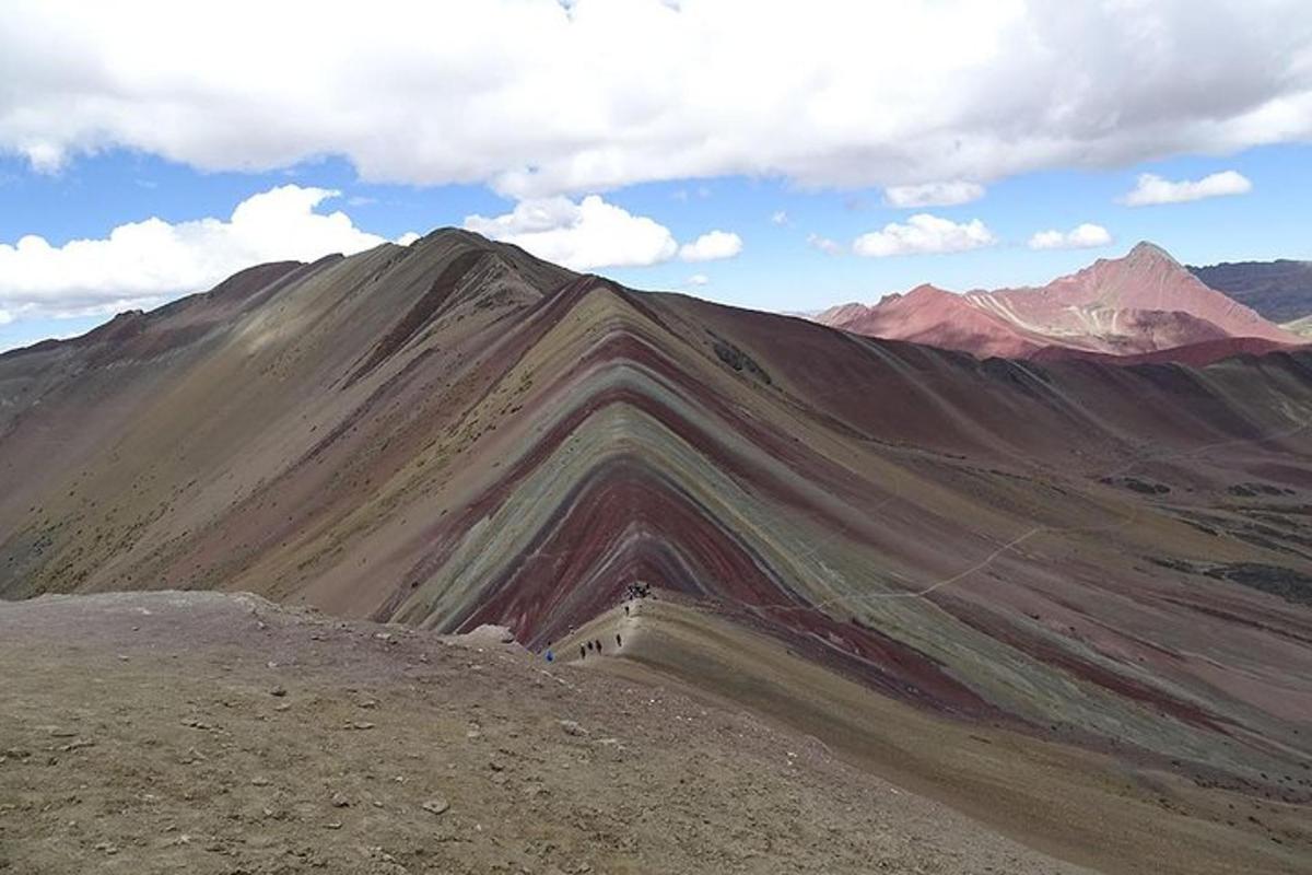 Una vista de una montaña con montañas al fondo.