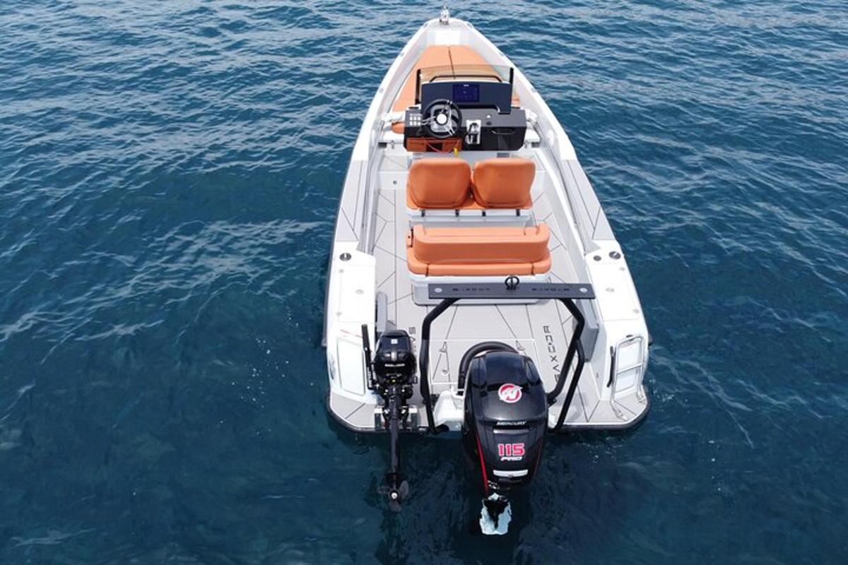 una barca bianca con sedili arancioni sull'acqua